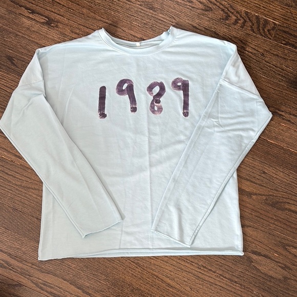 Women’s Light Blue Long Sleeve Shirt with '1989' Print (size M) - Picture 1 of 6